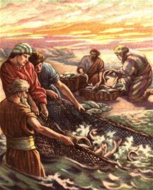 Drie vissers trekken een vol net met vissen aan de kant
