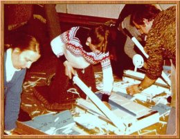 Het snijden van de boekjes omstreeks 1980